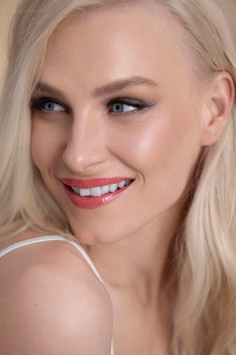 Liquid Norrsken Foundation - Silky Smooth Coverage - Luminous, Dewy Finish for Dry and Dull Skin - Water Resistant and Vegan Makeup - 201 Jorunn - Neutral Extra Light - 1.01 oz